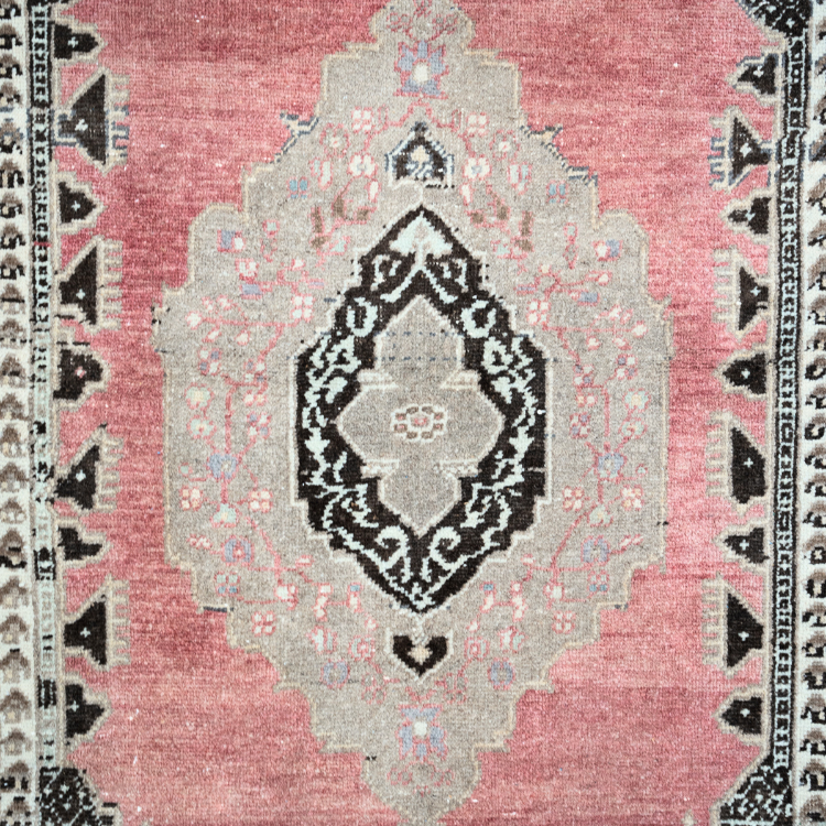 Stonewashed Medallion Rug — Coral Contrast